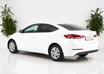 Hyundai Elantra Вид 4