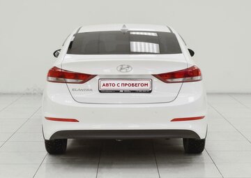 Hyundai Elantra Вид 4
