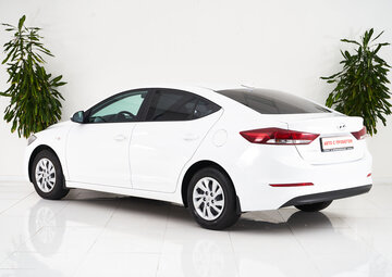 Hyundai Elantra Вид 4